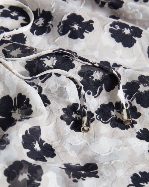 TAURIUS-Tops-Dress up the everyday with TAURIUS. This long-sleeved top is a real all-rounder: it's perfect for work, the pub and any party that requires A Nice Top, thanks to its pretty floral fabric and flirty keyhole detail. Pair with plain trousers and pumps for an easy-to-style look. Ted Baker womenswear collection Long-sleeved top Ruched detailing Floral print Tie-up keyhole detail Our model is 5'9"/ 1.75m and wears a size 8- Ted Baker Romania